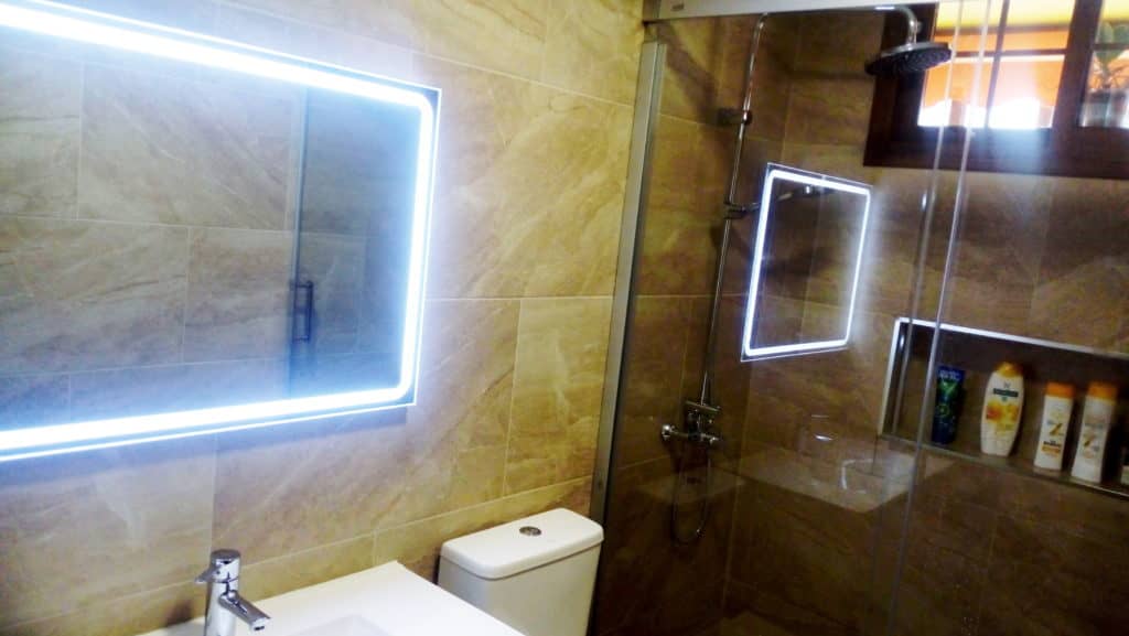 Espejo retroiluminado instalado en la nueva reforma del baño