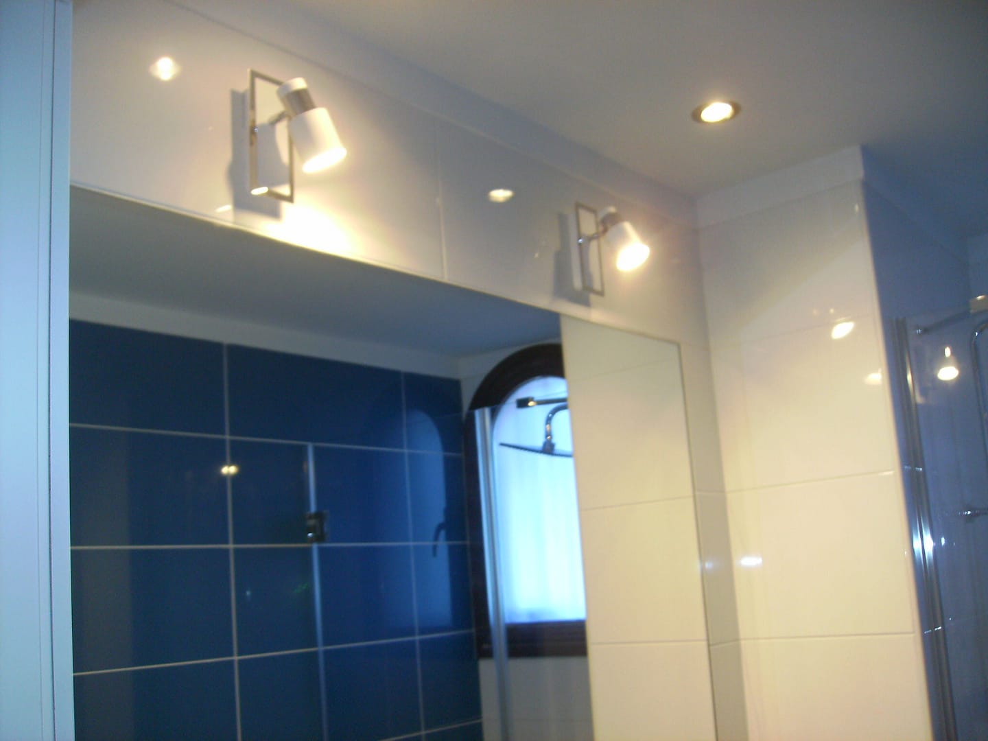 Baño realizado por decoradora interiorista en tenerife con la instalación de proyecto de iluminación