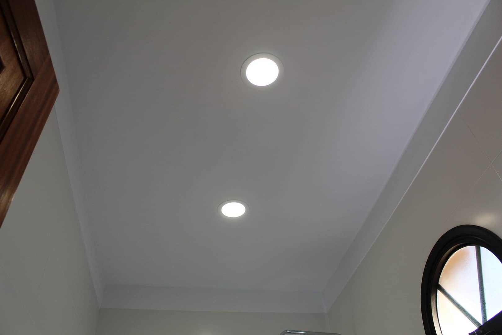 iluminación general en techo de baño