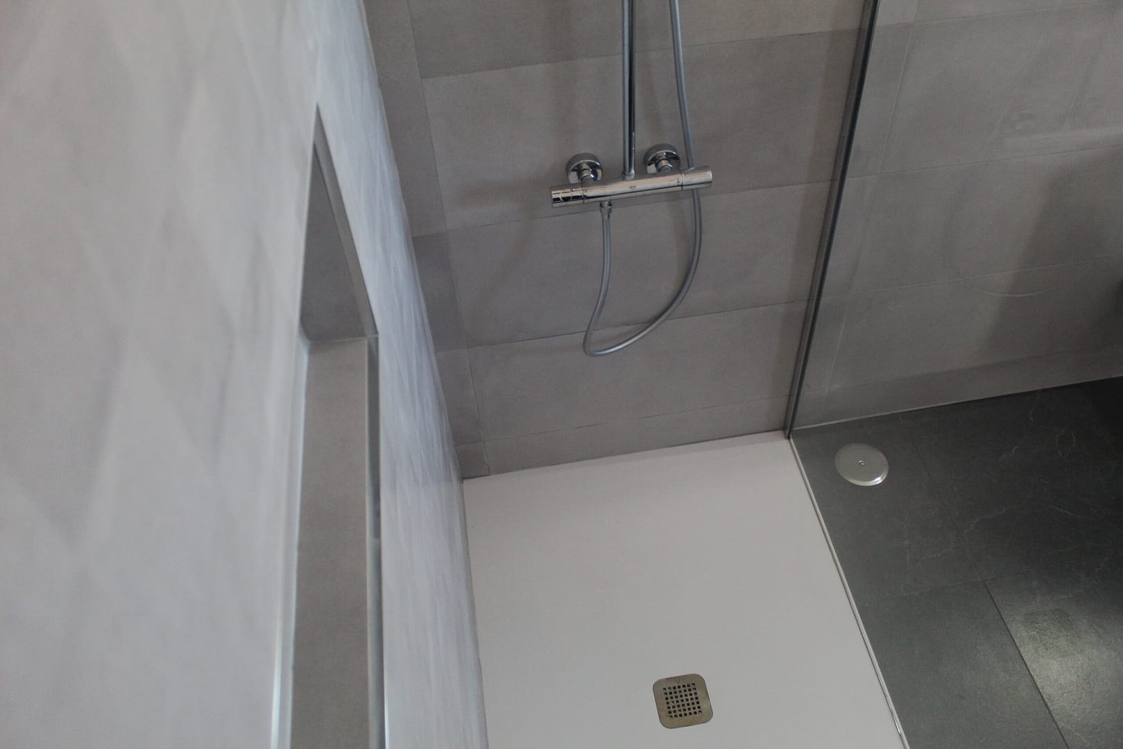 Reforma de baño grande con ducha plana