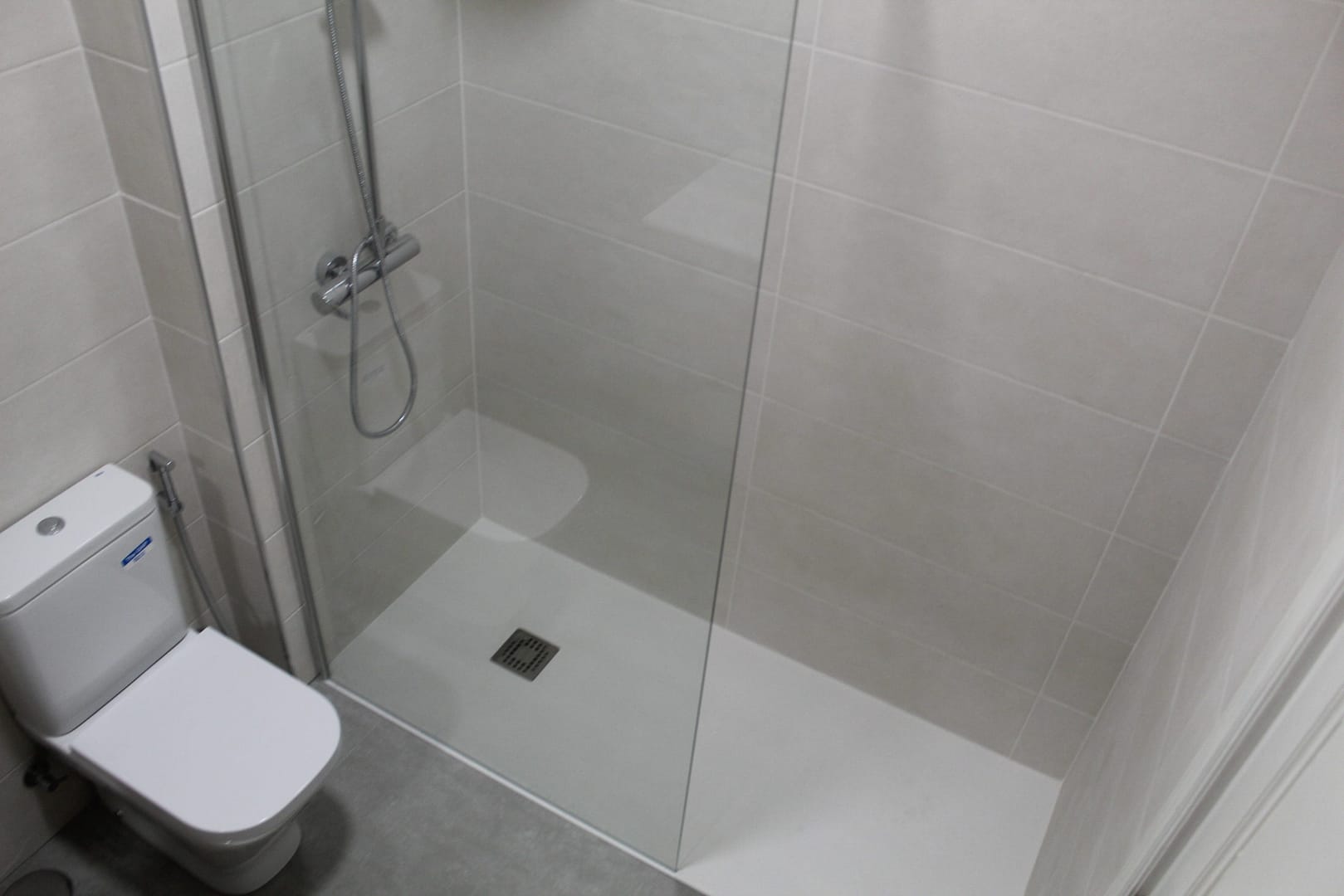 reforma de baño con ducha Roca de resina